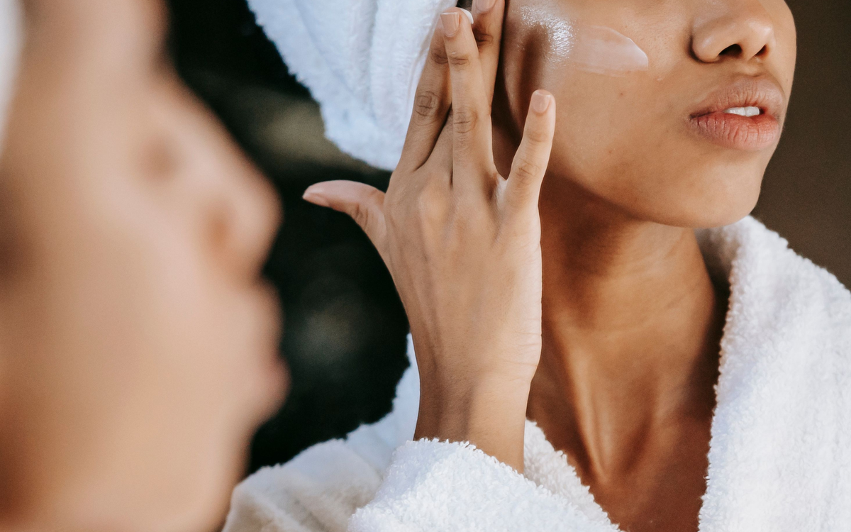 Óleo facial: qué es, beneficios y diferencias con un sérum